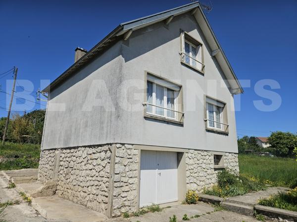 Situé à 400 m du centre ville de Coulommiers: pavillon sur sous-sol total avec un terrain de 1080 m²