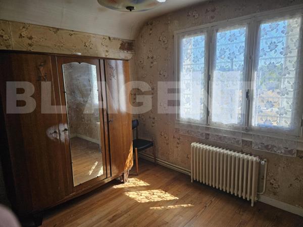 Situé à 400 m du centre ville de Coulommiers: pavillon sur sous-sol total avec un terrain de 1080 m²