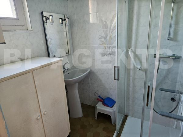 Situé à 400 m du centre ville de Coulommiers: pavillon sur sous-sol total avec un terrain de 1080 m²