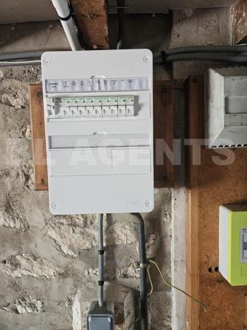 Situé à 400 m du centre ville de Coulommiers: pavillon sur sous-sol total avec un terrain de 1080 m²