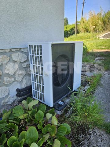 Situé à 400 m du centre ville de Coulommiers: pavillon sur sous-sol total avec un terrain de 1080 m²