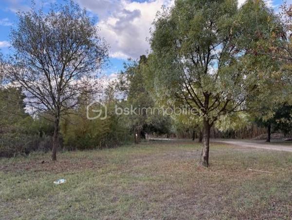 Terrain de 3 325 m²