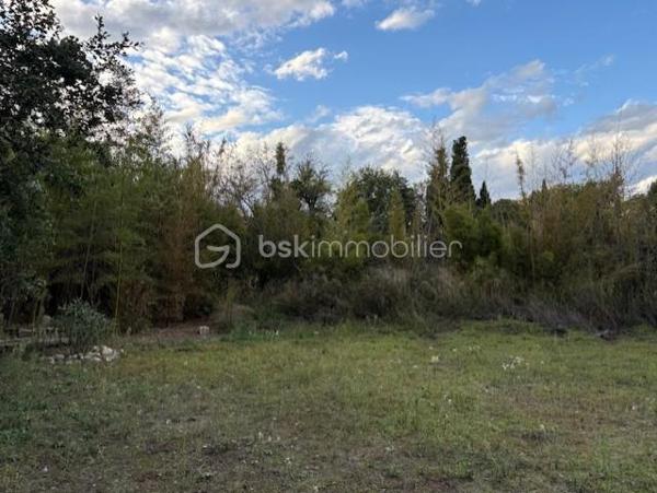 Terrain de 3 325 m²