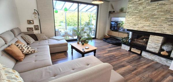 Belle Maison Individuelle ou Pavillon entièrement Rénové de 95 m² Extensible avec Cour sécurisée, Garage, Buanderie, Terrasse avec Pergola, Piscine, Dépendances et Terrain clos et paysagés de 951 m²