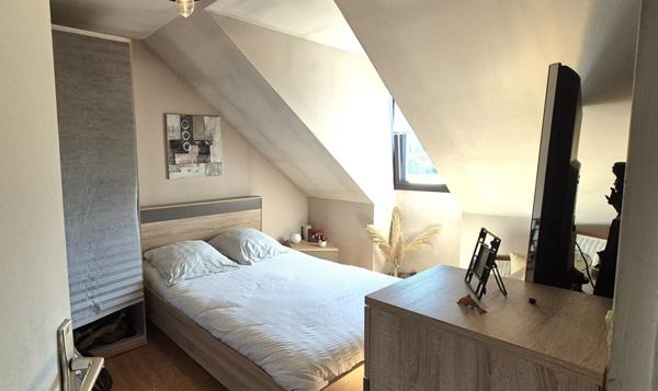 Belle Maison Individuelle ou Pavillon entièrement Rénové de 95 m² Extensible avec Cour sécurisée, Garage, Buanderie, Terrasse avec Pergola, Piscine, Dépendances et Terrain clos et paysagés de 951 m²