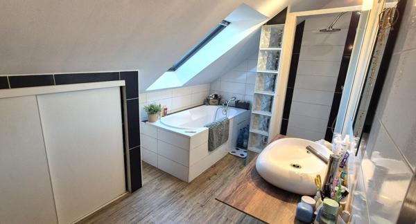 Belle Maison Individuelle ou Pavillon entièrement Rénové de 95 m² Extensible avec Cour sécurisée, Garage, Buanderie, Terrasse avec Pergola, Piscine, Dépendances et Terrain clos et paysagés de 951 m²