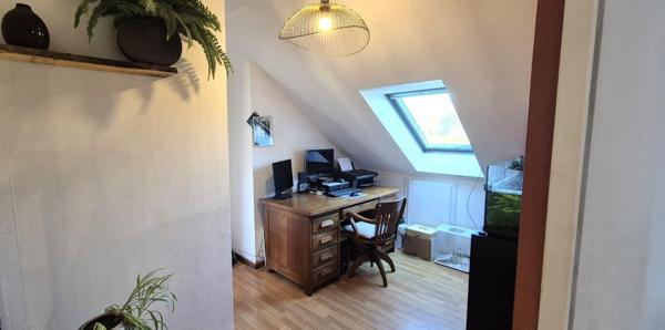 Belle Maison Individuelle ou Pavillon entièrement Rénové de 95 m² Extensible avec Cour sécurisée, Garage, Buanderie, Terrasse avec Pergola, Piscine, Dépendances et Terrain clos et paysagés de 951 m²