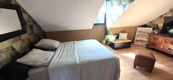 Belle Maison Individuelle ou Pavillon entièrement Rénové de 95 m² Extensible avec Cour sécurisée, Garage, Buanderie, Terrasse avec Pergola, Piscine, Dépendances et Terrain clos et paysagés de 951 m²