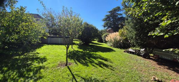 Belle Maison Individuelle ou Pavillon entièrement Rénové de 95 m² Extensible avec Cour sécurisée, Garage, Buanderie, Terrasse avec Pergola, Piscine, Dépendances et Terrain clos et paysagés de 951 m²