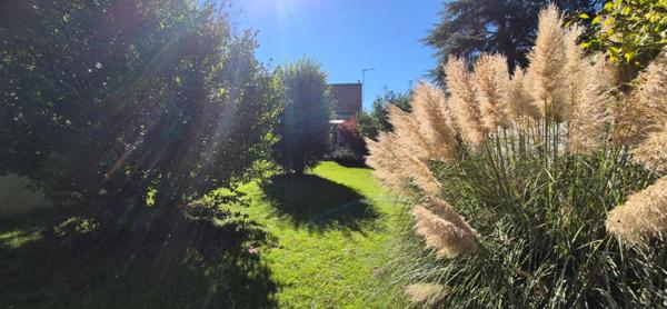 Belle Maison Individuelle ou Pavillon entièrement Rénové de 95 m² Extensible avec Cour sécurisée, Garage, Buanderie, Terrasse avec Pergola, Piscine, Dépendances et Terrain clos et paysagés de 951 m²