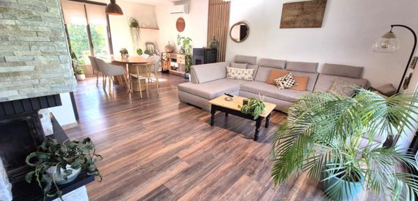 Belle Maison Individuelle ou Pavillon entièrement Rénové de 95 m² Extensible avec Cour sécurisée, Garage, Buanderie, Terrasse avec Pergola, Piscine, Dépendances et Terrain clos et paysagés de 951 m²