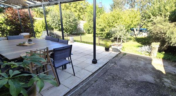 Belle Maison Individuelle ou Pavillon entièrement Rénové de 95 m² Extensible avec Cour sécurisée, Garage, Buanderie, Terrasse avec Pergola, Piscine, Dépendances et Terrain clos et paysagés de 951 m²