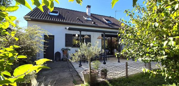 Belle Maison Individuelle ou Pavillon entièrement Rénové de 95 m² Extensible avec Cour sécurisée, Garage, Buanderie, Terrasse avec Pergola, Piscine, Dépendances et Terrain clos et paysagés de 951 m²