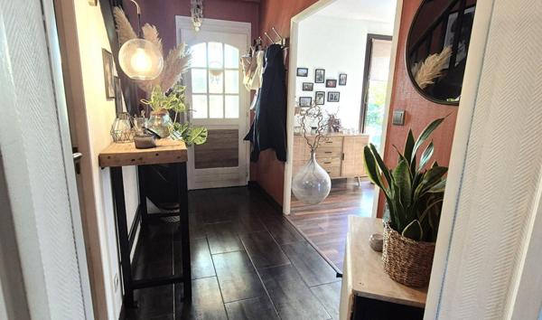 Belle Maison Individuelle ou Pavillon entièrement Rénové de 95 m² Extensible avec Cour sécurisée, Garage, Buanderie, Terrasse avec Pergola, Piscine, Dépendances et Terrain clos et paysagés de 951 m²