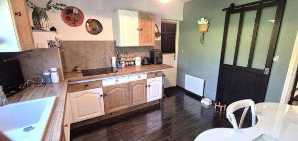 Belle Maison Individuelle ou Pavillon entièrement Rénové de 95 m² Extensible avec Cour sécurisée, Garage, Buanderie, Terrasse avec Pergola, Piscine, Dépendances et Terrain clos et paysagés de 951 m²