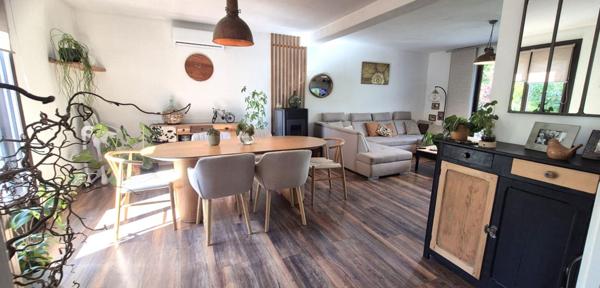 Belle Maison Individuelle ou Pavillon entièrement Rénové de 95 m² Extensible avec Cour sécurisée, Garage, Buanderie, Terrasse avec Pergola, Piscine, Dépendances et Terrain clos et paysagés de 951 m²