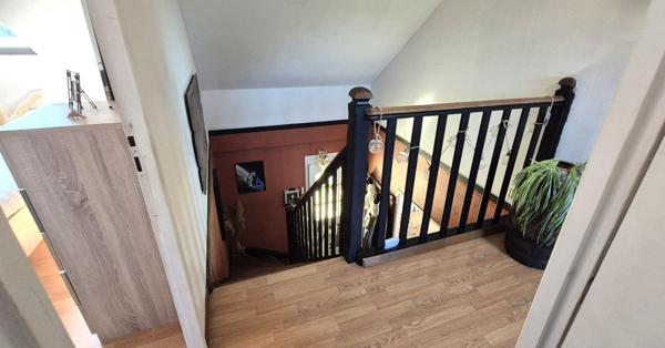 Belle Maison Individuelle ou Pavillon entièrement Rénové de 95 m² Extensible avec Cour sécurisée, Garage, Buanderie, Terrasse avec Pergola, Piscine, Dépendances et Terrain clos et paysagés de 951 m²