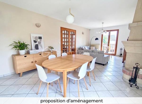 Une maison pensée pour la vie de famille, où chaque espace a été conçu pour allier confort, fonctionnalité et convivialité.

Édifiée sur une parcelle d'environ 340 m², cette maison développe 122 m² habitables (139 m² au sol) auxquels s'ajoute un sous-sol total d'environ 66 m², offrant de généreux volumes et de nombreuses possibilités d'aménagement.

Dès l'entrée, vous serez séduits par un agencement fluide et fonctionnel. Les rangements intégrés facilitent le quotidien tandis que la cuisine dinatoire devient naturellement le lieu de rassemblement des repas en famille. Le séjour lumineux, agrémenté d'une cheminée, invite à partager de chaleureux moments. Ce niveau dispose également d'une salle de bains, d'un WC indépendant ainsi que d'une pièce supplémentaire qui pourra évoluer selon vos besoins : bureau pour le télétravail, chambre d'amis, salle de jeux...

À l'étage, le palier distribue harmonieusement l'espace nuit composé de quatre chambres confortables, toutes équipées de placards. L'une d'elles bénéficie de sa propre salle d'eau privative. Un second WC indépendant complète ce niveau.

Le sous-sol total accueille un vaste garage, une chaufferie et des espaces pour du stockage, un atelier...

À l'extérieur, le jardin est arboré et dispose d'un espace barbecue pour profiter des beaux jours en famille ou entre amis.

Située dans un quartier résidentiel de Noisy-le-Grand, cette maison bénéficie d'un environnement apprécié. Son emplacement permet de rejoindre rapidement l'autoroute A4, facilitant les déplacements vers Paris et Marne-la-Vallée. Gares RER A Noisy-le-Grand – Mont d'Est et RER E Les Yvris – Noisy-le-Grand. Vous profiterez de la proximité des écoles, des commerces et de toutes les commodités nécessaires à un quotidien simple et agréable
Une maison aux volumes généreux qui n'attend plus que votre projet de vie.