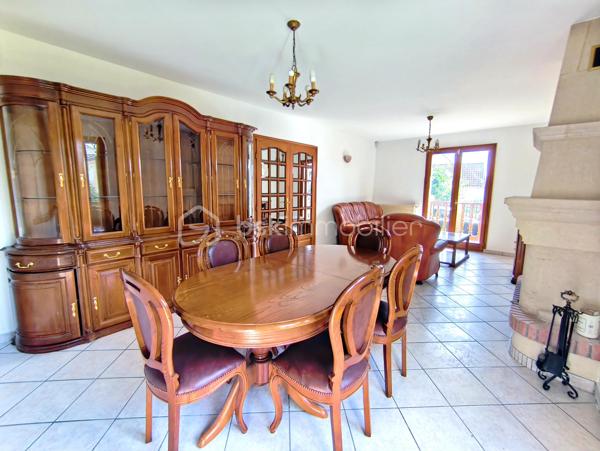 Une maison pensée pour la vie de famille, où chaque espace a été conçu pour allier confort, fonctionnalité et convivialité.

Édifiée sur une parcelle d'environ 340 m², cette maison développe 122 m² habitables (139 m² au sol) auxquels s'ajoute un sous-sol total d'environ 66 m², offrant de généreux volumes et de nombreuses possibilités d'aménagement.

Dès l'entrée, vous serez séduits par un agencement fluide et fonctionnel. Les rangements intégrés facilitent le quotidien tandis que la cuisine dinatoire devient naturellement le lieu de rassemblement des repas en famille. Le séjour lumineux, agrémenté d'une cheminée, invite à partager de chaleureux moments. Ce niveau dispose également d'une salle de bains, d'un WC indépendant ainsi que d'une pièce supplémentaire qui pourra évoluer selon vos besoins : bureau pour le télétravail, chambre d'amis, salle de jeux...

À l'étage, le palier distribue harmonieusement l'espace nuit composé de quatre chambres confortables, toutes équipées de placards. L'une d'elles bénéficie de sa propre salle d'eau privative. Un second WC indépendant complète ce niveau.

Le sous-sol total accueille un vaste garage, une chaufferie et des espaces pour du stockage, un atelier...

À l'extérieur, le jardin est arboré et dispose d'un espace barbecue pour profiter des beaux jours en famille ou entre amis.

Située dans un quartier résidentiel de Noisy-le-Grand, cette maison bénéficie d'un environnement apprécié. Son emplacement permet de rejoindre rapidement l'autoroute A4, facilitant les déplacements vers Paris et Marne-la-Vallée. Gares RER A Noisy-le-Grand – Mont d'Est et RER E Les Yvris – Noisy-le-Grand. Vous profiterez de la proximité des écoles, des commerces et de toutes les commodités nécessaires à un quotidien simple et agréable
Une maison aux volumes généreux qui n'attend plus que votre projet de vie.