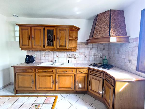 Une maison pensée pour la vie de famille, où chaque espace a été conçu pour allier confort, fonctionnalité et convivialité.

Édifiée sur une parcelle d'environ 340 m², cette maison développe 122 m² habitables (139 m² au sol) auxquels s'ajoute un sous-sol total d'environ 66 m², offrant de généreux volumes et de nombreuses possibilités d'aménagement.

Dès l'entrée, vous serez séduits par un agencement fluide et fonctionnel. Les rangements intégrés facilitent le quotidien tandis que la cuisine dinatoire devient naturellement le lieu de rassemblement des repas en famille. Le séjour lumineux, agrémenté d'une cheminée, invite à partager de chaleureux moments. Ce niveau dispose également d'une salle de bains, d'un WC indépendant ainsi que d'une pièce supplémentaire qui pourra évoluer selon vos besoins : bureau pour le télétravail, chambre d'amis, salle de jeux...

À l'étage, le palier distribue harmonieusement l'espace nuit composé de quatre chambres confortables, toutes équipées de placards. L'une d'elles bénéficie de sa propre salle d'eau privative. Un second WC indépendant complète ce niveau.

Le sous-sol total accueille un vaste garage, une chaufferie et des espaces pour du stockage, un atelier...

À l'extérieur, le jardin est arboré et dispose d'un espace barbecue pour profiter des beaux jours en famille ou entre amis.

Située dans un quartier résidentiel de Noisy-le-Grand, cette maison bénéficie d'un environnement apprécié. Son emplacement permet de rejoindre rapidement l'autoroute A4, facilitant les déplacements vers Paris et Marne-la-Vallée. Gares RER A Noisy-le-Grand – Mont d'Est et RER E Les Yvris – Noisy-le-Grand. Vous profiterez de la proximité des écoles, des commerces et de toutes les commodités nécessaires à un quotidien simple et agréable
Une maison aux volumes généreux qui n'attend plus que votre projet de vie.