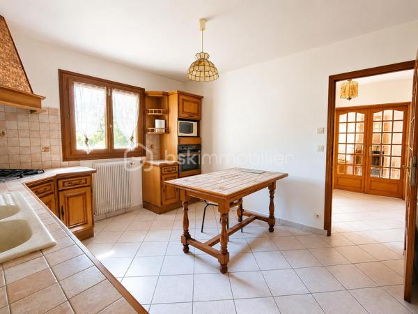 Une maison pensée pour la vie de famille, où chaque espace a été conçu pour allier confort, fonctionnalité et convivialité.

Édifiée sur une parcelle d'environ 340 m², cette maison développe 122 m² habitables (139 m² au sol) auxquels s'ajoute un sous-sol total d'environ 66 m², offrant de généreux volumes et de nombreuses possibilités d'aménagement.

Dès l'entrée, vous serez séduits par un agencement fluide et fonctionnel. Les rangements intégrés facilitent le quotidien tandis que la cuisine dinatoire devient naturellement le lieu de rassemblement des repas en famille. Le séjour lumineux, agrémenté d'une cheminée, invite à partager de chaleureux moments. Ce niveau dispose également d'une salle de bains, d'un WC indépendant ainsi que d'une pièce supplémentaire qui pourra évoluer selon vos besoins : bureau pour le télétravail, chambre d'amis, salle de jeux...

À l'étage, le palier distribue harmonieusement l'espace nuit composé de quatre chambres confortables, toutes équipées de placards. L'une d'elles bénéficie de sa propre salle d'eau privative. Un second WC indépendant complète ce niveau.

Le sous-sol total accueille un vaste garage, une chaufferie et des espaces pour du stockage, un atelier...

À l'extérieur, le jardin est arboré et dispose d'un espace barbecue pour profiter des beaux jours en famille ou entre amis.

Située dans un quartier résidentiel de Noisy-le-Grand, cette maison bénéficie d'un environnement apprécié. Son emplacement permet de rejoindre rapidement l'autoroute A4, facilitant les déplacements vers Paris et Marne-la-Vallée. Gares RER A Noisy-le-Grand – Mont d'Est et RER E Les Yvris – Noisy-le-Grand. Vous profiterez de la proximité des écoles, des commerces et de toutes les commodités nécessaires à un quotidien simple et agréable
Une maison aux volumes généreux qui n'attend plus que votre projet de vie.