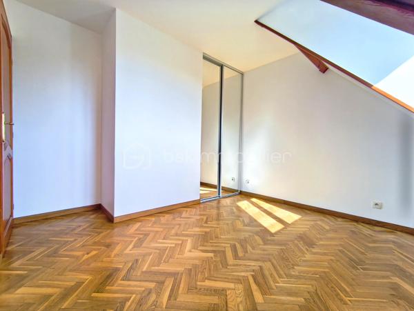 Une maison pensée pour la vie de famille, où chaque espace a été conçu pour allier confort, fonctionnalité et convivialité.

Édifiée sur une parcelle d'environ 340 m², cette maison développe 122 m² habitables (139 m² au sol) auxquels s'ajoute un sous-sol total d'environ 66 m², offrant de généreux volumes et de nombreuses possibilités d'aménagement.

Dès l'entrée, vous serez séduits par un agencement fluide et fonctionnel. Les rangements intégrés facilitent le quotidien tandis que la cuisine dinatoire devient naturellement le lieu de rassemblement des repas en famille. Le séjour lumineux, agrémenté d'une cheminée, invite à partager de chaleureux moments. Ce niveau dispose également d'une salle de bains, d'un WC indépendant ainsi que d'une pièce supplémentaire qui pourra évoluer selon vos besoins : bureau pour le télétravail, chambre d'amis, salle de jeux...

À l'étage, le palier distribue harmonieusement l'espace nuit composé de quatre chambres confortables, toutes équipées de placards. L'une d'elles bénéficie de sa propre salle d'eau privative. Un second WC indépendant complète ce niveau.

Le sous-sol total accueille un vaste garage, une chaufferie et des espaces pour du stockage, un atelier...

À l'extérieur, le jardin est arboré et dispose d'un espace barbecue pour profiter des beaux jours en famille ou entre amis.

Située dans un quartier résidentiel de Noisy-le-Grand, cette maison bénéficie d'un environnement apprécié. Son emplacement permet de rejoindre rapidement l'autoroute A4, facilitant les déplacements vers Paris et Marne-la-Vallée. Gares RER A Noisy-le-Grand – Mont d'Est et RER E Les Yvris – Noisy-le-Grand. Vous profiterez de la proximité des écoles, des commerces et de toutes les commodités nécessaires à un quotidien simple et agréable
Une maison aux volumes généreux qui n'attend plus que votre projet de vie.
