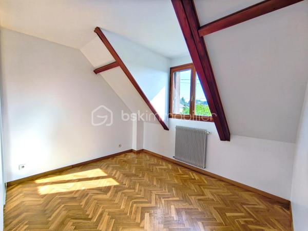 Une maison pensée pour la vie de famille, où chaque espace a été conçu pour allier confort, fonctionnalité et convivialité.

Édifiée sur une parcelle d'environ 340 m², cette maison développe 122 m² habitables (139 m² au sol) auxquels s'ajoute un sous-sol total d'environ 66 m², offrant de généreux volumes et de nombreuses possibilités d'aménagement.

Dès l'entrée, vous serez séduits par un agencement fluide et fonctionnel. Les rangements intégrés facilitent le quotidien tandis que la cuisine dinatoire devient naturellement le lieu de rassemblement des repas en famille. Le séjour lumineux, agrémenté d'une cheminée, invite à partager de chaleureux moments. Ce niveau dispose également d'une salle de bains, d'un WC indépendant ainsi que d'une pièce supplémentaire qui pourra évoluer selon vos besoins : bureau pour le télétravail, chambre d'amis, salle de jeux...

À l'étage, le palier distribue harmonieusement l'espace nuit composé de quatre chambres confortables, toutes équipées de placards. L'une d'elles bénéficie de sa propre salle d'eau privative. Un second WC indépendant complète ce niveau.

Le sous-sol total accueille un vaste garage, une chaufferie et des espaces pour du stockage, un atelier...

À l'extérieur, le jardin est arboré et dispose d'un espace barbecue pour profiter des beaux jours en famille ou entre amis.

Située dans un quartier résidentiel de Noisy-le-Grand, cette maison bénéficie d'un environnement apprécié. Son emplacement permet de rejoindre rapidement l'autoroute A4, facilitant les déplacements vers Paris et Marne-la-Vallée. Gares RER A Noisy-le-Grand – Mont d'Est et RER E Les Yvris – Noisy-le-Grand. Vous profiterez de la proximité des écoles, des commerces et de toutes les commodités nécessaires à un quotidien simple et agréable
Une maison aux volumes généreux qui n'attend plus que votre projet de vie.