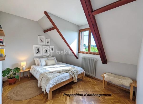 Une maison pensée pour la vie de famille, où chaque espace a été conçu pour allier confort, fonctionnalité et convivialité.

Édifiée sur une parcelle d'environ 340 m², cette maison développe 122 m² habitables (139 m² au sol) auxquels s'ajoute un sous-sol total d'environ 66 m², offrant de généreux volumes et de nombreuses possibilités d'aménagement.

Dès l'entrée, vous serez séduits par un agencement fluide et fonctionnel. Les rangements intégrés facilitent le quotidien tandis que la cuisine dinatoire devient naturellement le lieu de rassemblement des repas en famille. Le séjour lumineux, agrémenté d'une cheminée, invite à partager de chaleureux moments. Ce niveau dispose également d'une salle de bains, d'un WC indépendant ainsi que d'une pièce supplémentaire qui pourra évoluer selon vos besoins : bureau pour le télétravail, chambre d'amis, salle de jeux...

À l'étage, le palier distribue harmonieusement l'espace nuit composé de quatre chambres confortables, toutes équipées de placards. L'une d'elles bénéficie de sa propre salle d'eau privative. Un second WC indépendant complète ce niveau.

Le sous-sol total accueille un vaste garage, une chaufferie et des espaces pour du stockage, un atelier...

À l'extérieur, le jardin est arboré et dispose d'un espace barbecue pour profiter des beaux jours en famille ou entre amis.

Située dans un quartier résidentiel de Noisy-le-Grand, cette maison bénéficie d'un environnement apprécié. Son emplacement permet de rejoindre rapidement l'autoroute A4, facilitant les déplacements vers Paris et Marne-la-Vallée. Gares RER A Noisy-le-Grand – Mont d'Est et RER E Les Yvris – Noisy-le-Grand. Vous profiterez de la proximité des écoles, des commerces et de toutes les commodités nécessaires à un quotidien simple et agréable
Une maison aux volumes généreux qui n'attend plus que votre projet de vie.