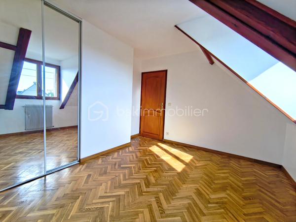 Une maison pensée pour la vie de famille, où chaque espace a été conçu pour allier confort, fonctionnalité et convivialité.

Édifiée sur une parcelle d'environ 340 m², cette maison développe 122 m² habitables (139 m² au sol) auxquels s'ajoute un sous-sol total d'environ 66 m², offrant de généreux volumes et de nombreuses possibilités d'aménagement.

Dès l'entrée, vous serez séduits par un agencement fluide et fonctionnel. Les rangements intégrés facilitent le quotidien tandis que la cuisine dinatoire devient naturellement le lieu de rassemblement des repas en famille. Le séjour lumineux, agrémenté d'une cheminée, invite à partager de chaleureux moments. Ce niveau dispose également d'une salle de bains, d'un WC indépendant ainsi que d'une pièce supplémentaire qui pourra évoluer selon vos besoins : bureau pour le télétravail, chambre d'amis, salle de jeux...

À l'étage, le palier distribue harmonieusement l'espace nuit composé de quatre chambres confortables, toutes équipées de placards. L'une d'elles bénéficie de sa propre salle d'eau privative. Un second WC indépendant complète ce niveau.

Le sous-sol total accueille un vaste garage, une chaufferie et des espaces pour du stockage, un atelier...

À l'extérieur, le jardin est arboré et dispose d'un espace barbecue pour profiter des beaux jours en famille ou entre amis.

Située dans un quartier résidentiel de Noisy-le-Grand, cette maison bénéficie d'un environnement apprécié. Son emplacement permet de rejoindre rapidement l'autoroute A4, facilitant les déplacements vers Paris et Marne-la-Vallée. Gares RER A Noisy-le-Grand – Mont d'Est et RER E Les Yvris – Noisy-le-Grand. Vous profiterez de la proximité des écoles, des commerces et de toutes les commodités nécessaires à un quotidien simple et agréable
Une maison aux volumes généreux qui n'attend plus que votre projet de vie.