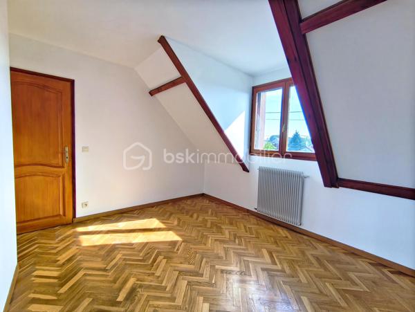 Une maison pensée pour la vie de famille, où chaque espace a été conçu pour allier confort, fonctionnalité et convivialité.

Édifiée sur une parcelle d'environ 340 m², cette maison développe 122 m² habitables (139 m² au sol) auxquels s'ajoute un sous-sol total d'environ 66 m², offrant de généreux volumes et de nombreuses possibilités d'aménagement.

Dès l'entrée, vous serez séduits par un agencement fluide et fonctionnel. Les rangements intégrés facilitent le quotidien tandis que la cuisine dinatoire devient naturellement le lieu de rassemblement des repas en famille. Le séjour lumineux, agrémenté d'une cheminée, invite à partager de chaleureux moments. Ce niveau dispose également d'une salle de bains, d'un WC indépendant ainsi que d'une pièce supplémentaire qui pourra évoluer selon vos besoins : bureau pour le télétravail, chambre d'amis, salle de jeux...

À l'étage, le palier distribue harmonieusement l'espace nuit composé de quatre chambres confortables, toutes équipées de placards. L'une d'elles bénéficie de sa propre salle d'eau privative. Un second WC indépendant complète ce niveau.

Le sous-sol total accueille un vaste garage, une chaufferie et des espaces pour du stockage, un atelier...

À l'extérieur, le jardin est arboré et dispose d'un espace barbecue pour profiter des beaux jours en famille ou entre amis.

Située dans un quartier résidentiel de Noisy-le-Grand, cette maison bénéficie d'un environnement apprécié. Son emplacement permet de rejoindre rapidement l'autoroute A4, facilitant les déplacements vers Paris et Marne-la-Vallée. Gares RER A Noisy-le-Grand – Mont d'Est et RER E Les Yvris – Noisy-le-Grand. Vous profiterez de la proximité des écoles, des commerces et de toutes les commodités nécessaires à un quotidien simple et agréable
Une maison aux volumes généreux qui n'attend plus que votre projet de vie.
