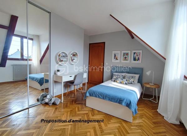 Une maison pensée pour la vie de famille, où chaque espace a été conçu pour allier confort, fonctionnalité et convivialité.

Édifiée sur une parcelle d'environ 340 m², cette maison développe 122 m² habitables (139 m² au sol) auxquels s'ajoute un sous-sol total d'environ 66 m², offrant de généreux volumes et de nombreuses possibilités d'aménagement.

Dès l'entrée, vous serez séduits par un agencement fluide et fonctionnel. Les rangements intégrés facilitent le quotidien tandis que la cuisine dinatoire devient naturellement le lieu de rassemblement des repas en famille. Le séjour lumineux, agrémenté d'une cheminée, invite à partager de chaleureux moments. Ce niveau dispose également d'une salle de bains, d'un WC indépendant ainsi que d'une pièce supplémentaire qui pourra évoluer selon vos besoins : bureau pour le télétravail, chambre d'amis, salle de jeux...

À l'étage, le palier distribue harmonieusement l'espace nuit composé de quatre chambres confortables, toutes équipées de placards. L'une d'elles bénéficie de sa propre salle d'eau privative. Un second WC indépendant complète ce niveau.

Le sous-sol total accueille un vaste garage, une chaufferie et des espaces pour du stockage, un atelier...

À l'extérieur, le jardin est arboré et dispose d'un espace barbecue pour profiter des beaux jours en famille ou entre amis.

Située dans un quartier résidentiel de Noisy-le-Grand, cette maison bénéficie d'un environnement apprécié. Son emplacement permet de rejoindre rapidement l'autoroute A4, facilitant les déplacements vers Paris et Marne-la-Vallée. Gares RER A Noisy-le-Grand – Mont d'Est et RER E Les Yvris – Noisy-le-Grand. Vous profiterez de la proximité des écoles, des commerces et de toutes les commodités nécessaires à un quotidien simple et agréable
Une maison aux volumes généreux qui n'attend plus que votre projet de vie.