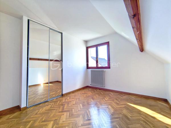 Une maison pensée pour la vie de famille, où chaque espace a été conçu pour allier confort, fonctionnalité et convivialité.

Édifiée sur une parcelle d'environ 340 m², cette maison développe 122 m² habitables (139 m² au sol) auxquels s'ajoute un sous-sol total d'environ 66 m², offrant de généreux volumes et de nombreuses possibilités d'aménagement.

Dès l'entrée, vous serez séduits par un agencement fluide et fonctionnel. Les rangements intégrés facilitent le quotidien tandis que la cuisine dinatoire devient naturellement le lieu de rassemblement des repas en famille. Le séjour lumineux, agrémenté d'une cheminée, invite à partager de chaleureux moments. Ce niveau dispose également d'une salle de bains, d'un WC indépendant ainsi que d'une pièce supplémentaire qui pourra évoluer selon vos besoins : bureau pour le télétravail, chambre d'amis, salle de jeux...

À l'étage, le palier distribue harmonieusement l'espace nuit composé de quatre chambres confortables, toutes équipées de placards. L'une d'elles bénéficie de sa propre salle d'eau privative. Un second WC indépendant complète ce niveau.

Le sous-sol total accueille un vaste garage, une chaufferie et des espaces pour du stockage, un atelier...

À l'extérieur, le jardin est arboré et dispose d'un espace barbecue pour profiter des beaux jours en famille ou entre amis.

Située dans un quartier résidentiel de Noisy-le-Grand, cette maison bénéficie d'un environnement apprécié. Son emplacement permet de rejoindre rapidement l'autoroute A4, facilitant les déplacements vers Paris et Marne-la-Vallée. Gares RER A Noisy-le-Grand – Mont d'Est et RER E Les Yvris – Noisy-le-Grand. Vous profiterez de la proximité des écoles, des commerces et de toutes les commodités nécessaires à un quotidien simple et agréable
Une maison aux volumes généreux qui n'attend plus que votre projet de vie.