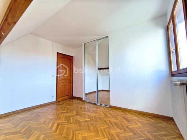 Une maison pensée pour la vie de famille, où chaque espace a été conçu pour allier confort, fonctionnalité et convivialité.

Édifiée sur une parcelle d'environ 340 m², cette maison développe 122 m² habitables (139 m² au sol) auxquels s'ajoute un sous-sol total d'environ 66 m², offrant de généreux volumes et de nombreuses possibilités d'aménagement.

Dès l'entrée, vous serez séduits par un agencement fluide et fonctionnel. Les rangements intégrés facilitent le quotidien tandis que la cuisine dinatoire devient naturellement le lieu de rassemblement des repas en famille. Le séjour lumineux, agrémenté d'une cheminée, invite à partager de chaleureux moments. Ce niveau dispose également d'une salle de bains, d'un WC indépendant ainsi que d'une pièce supplémentaire qui pourra évoluer selon vos besoins : bureau pour le télétravail, chambre d'amis, salle de jeux...

À l'étage, le palier distribue harmonieusement l'espace nuit composé de quatre chambres confortables, toutes équipées de placards. L'une d'elles bénéficie de sa propre salle d'eau privative. Un second WC indépendant complète ce niveau.

Le sous-sol total accueille un vaste garage, une chaufferie et des espaces pour du stockage, un atelier...

À l'extérieur, le jardin est arboré et dispose d'un espace barbecue pour profiter des beaux jours en famille ou entre amis.

Située dans un quartier résidentiel de Noisy-le-Grand, cette maison bénéficie d'un environnement apprécié. Son emplacement permet de rejoindre rapidement l'autoroute A4, facilitant les déplacements vers Paris et Marne-la-Vallée. Gares RER A Noisy-le-Grand – Mont d'Est et RER E Les Yvris – Noisy-le-Grand. Vous profiterez de la proximité des écoles, des commerces et de toutes les commodités nécessaires à un quotidien simple et agréable
Une maison aux volumes généreux qui n'attend plus que votre projet de vie.