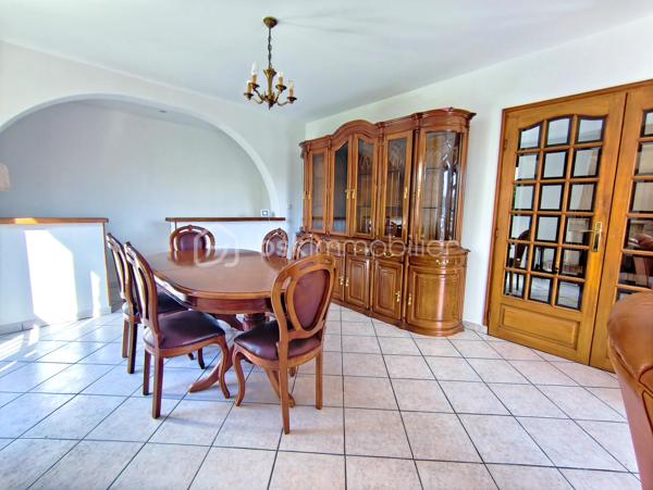 Une maison pensée pour la vie de famille, où chaque espace a été conçu pour allier confort, fonctionnalité et convivialité.

Édifiée sur une parcelle d'environ 340 m², cette maison développe 122 m² habitables (139 m² au sol) auxquels s'ajoute un sous-sol total d'environ 66 m², offrant de généreux volumes et de nombreuses possibilités d'aménagement.

Dès l'entrée, vous serez séduits par un agencement fluide et fonctionnel. Les rangements intégrés facilitent le quotidien tandis que la cuisine dinatoire devient naturellement le lieu de rassemblement des repas en famille. Le séjour lumineux, agrémenté d'une cheminée, invite à partager de chaleureux moments. Ce niveau dispose également d'une salle de bains, d'un WC indépendant ainsi que d'une pièce supplémentaire qui pourra évoluer selon vos besoins : bureau pour le télétravail, chambre d'amis, salle de jeux...

À l'étage, le palier distribue harmonieusement l'espace nuit composé de quatre chambres confortables, toutes équipées de placards. L'une d'elles bénéficie de sa propre salle d'eau privative. Un second WC indépendant complète ce niveau.

Le sous-sol total accueille un vaste garage, une chaufferie et des espaces pour du stockage, un atelier...

À l'extérieur, le jardin est arboré et dispose d'un espace barbecue pour profiter des beaux jours en famille ou entre amis.

Située dans un quartier résidentiel de Noisy-le-Grand, cette maison bénéficie d'un environnement apprécié. Son emplacement permet de rejoindre rapidement l'autoroute A4, facilitant les déplacements vers Paris et Marne-la-Vallée. Gares RER A Noisy-le-Grand – Mont d'Est et RER E Les Yvris – Noisy-le-Grand. Vous profiterez de la proximité des écoles, des commerces et de toutes les commodités nécessaires à un quotidien simple et agréable
Une maison aux volumes généreux qui n'attend plus que votre projet de vie.