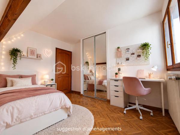 Une maison pensée pour la vie de famille, où chaque espace a été conçu pour allier confort, fonctionnalité et convivialité.

Édifiée sur une parcelle d'environ 340 m², cette maison développe 122 m² habitables (139 m² au sol) auxquels s'ajoute un sous-sol total d'environ 66 m², offrant de généreux volumes et de nombreuses possibilités d'aménagement.

Dès l'entrée, vous serez séduits par un agencement fluide et fonctionnel. Les rangements intégrés facilitent le quotidien tandis que la cuisine dinatoire devient naturellement le lieu de rassemblement des repas en famille. Le séjour lumineux, agrémenté d'une cheminée, invite à partager de chaleureux moments. Ce niveau dispose également d'une salle de bains, d'un WC indépendant ainsi que d'une pièce supplémentaire qui pourra évoluer selon vos besoins : bureau pour le télétravail, chambre d'amis, salle de jeux...

À l'étage, le palier distribue harmonieusement l'espace nuit composé de quatre chambres confortables, toutes équipées de placards. L'une d'elles bénéficie de sa propre salle d'eau privative. Un second WC indépendant complète ce niveau.

Le sous-sol total accueille un vaste garage, une chaufferie et des espaces pour du stockage, un atelier...

À l'extérieur, le jardin est arboré et dispose d'un espace barbecue pour profiter des beaux jours en famille ou entre amis.

Située dans un quartier résidentiel de Noisy-le-Grand, cette maison bénéficie d'un environnement apprécié. Son emplacement permet de rejoindre rapidement l'autoroute A4, facilitant les déplacements vers Paris et Marne-la-Vallée. Gares RER A Noisy-le-Grand – Mont d'Est et RER E Les Yvris – Noisy-le-Grand. Vous profiterez de la proximité des écoles, des commerces et de toutes les commodités nécessaires à un quotidien simple et agréable
Une maison aux volumes généreux qui n'attend plus que votre projet de vie.