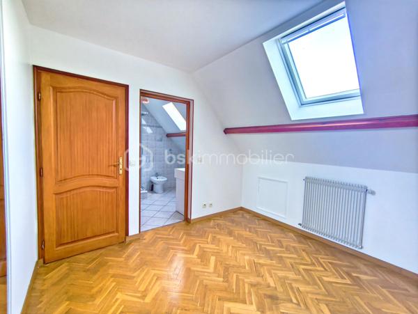 Une maison pensée pour la vie de famille, où chaque espace a été conçu pour allier confort, fonctionnalité et convivialité.

Édifiée sur une parcelle d'environ 340 m², cette maison développe 122 m² habitables (139 m² au sol) auxquels s'ajoute un sous-sol total d'environ 66 m², offrant de généreux volumes et de nombreuses possibilités d'aménagement.

Dès l'entrée, vous serez séduits par un agencement fluide et fonctionnel. Les rangements intégrés facilitent le quotidien tandis que la cuisine dinatoire devient naturellement le lieu de rassemblement des repas en famille. Le séjour lumineux, agrémenté d'une cheminée, invite à partager de chaleureux moments. Ce niveau dispose également d'une salle de bains, d'un WC indépendant ainsi que d'une pièce supplémentaire qui pourra évoluer selon vos besoins : bureau pour le télétravail, chambre d'amis, salle de jeux...

À l'étage, le palier distribue harmonieusement l'espace nuit composé de quatre chambres confortables, toutes équipées de placards. L'une d'elles bénéficie de sa propre salle d'eau privative. Un second WC indépendant complète ce niveau.

Le sous-sol total accueille un vaste garage, une chaufferie et des espaces pour du stockage, un atelier...

À l'extérieur, le jardin est arboré et dispose d'un espace barbecue pour profiter des beaux jours en famille ou entre amis.

Située dans un quartier résidentiel de Noisy-le-Grand, cette maison bénéficie d'un environnement apprécié. Son emplacement permet de rejoindre rapidement l'autoroute A4, facilitant les déplacements vers Paris et Marne-la-Vallée. Gares RER A Noisy-le-Grand – Mont d'Est et RER E Les Yvris – Noisy-le-Grand. Vous profiterez de la proximité des écoles, des commerces et de toutes les commodités nécessaires à un quotidien simple et agréable
Une maison aux volumes généreux qui n'attend plus que votre projet de vie.