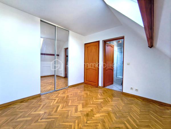 Une maison pensée pour la vie de famille, où chaque espace a été conçu pour allier confort, fonctionnalité et convivialité.

Édifiée sur une parcelle d'environ 340 m², cette maison développe 122 m² habitables (139 m² au sol) auxquels s'ajoute un sous-sol total d'environ 66 m², offrant de généreux volumes et de nombreuses possibilités d'aménagement.

Dès l'entrée, vous serez séduits par un agencement fluide et fonctionnel. Les rangements intégrés facilitent le quotidien tandis que la cuisine dinatoire devient naturellement le lieu de rassemblement des repas en famille. Le séjour lumineux, agrémenté d'une cheminée, invite à partager de chaleureux moments. Ce niveau dispose également d'une salle de bains, d'un WC indépendant ainsi que d'une pièce supplémentaire qui pourra évoluer selon vos besoins : bureau pour le télétravail, chambre d'amis, salle de jeux...

À l'étage, le palier distribue harmonieusement l'espace nuit composé de quatre chambres confortables, toutes équipées de placards. L'une d'elles bénéficie de sa propre salle d'eau privative. Un second WC indépendant complète ce niveau.

Le sous-sol total accueille un vaste garage, une chaufferie et des espaces pour du stockage, un atelier...

À l'extérieur, le jardin est arboré et dispose d'un espace barbecue pour profiter des beaux jours en famille ou entre amis.

Située dans un quartier résidentiel de Noisy-le-Grand, cette maison bénéficie d'un environnement apprécié. Son emplacement permet de rejoindre rapidement l'autoroute A4, facilitant les déplacements vers Paris et Marne-la-Vallée. Gares RER A Noisy-le-Grand – Mont d'Est et RER E Les Yvris – Noisy-le-Grand. Vous profiterez de la proximité des écoles, des commerces et de toutes les commodités nécessaires à un quotidien simple et agréable
Une maison aux volumes généreux qui n'attend plus que votre projet de vie.