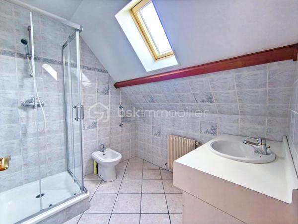 Une maison pensée pour la vie de famille, où chaque espace a été conçu pour allier confort, fonctionnalité et convivialité.

Édifiée sur une parcelle d'environ 340 m², cette maison développe 122 m² habitables (139 m² au sol) auxquels s'ajoute un sous-sol total d'environ 66 m², offrant de généreux volumes et de nombreuses possibilités d'aménagement.

Dès l'entrée, vous serez séduits par un agencement fluide et fonctionnel. Les rangements intégrés facilitent le quotidien tandis que la cuisine dinatoire devient naturellement le lieu de rassemblement des repas en famille. Le séjour lumineux, agrémenté d'une cheminée, invite à partager de chaleureux moments. Ce niveau dispose également d'une salle de bains, d'un WC indépendant ainsi que d'une pièce supplémentaire qui pourra évoluer selon vos besoins : bureau pour le télétravail, chambre d'amis, salle de jeux...

À l'étage, le palier distribue harmonieusement l'espace nuit composé de quatre chambres confortables, toutes équipées de placards. L'une d'elles bénéficie de sa propre salle d'eau privative. Un second WC indépendant complète ce niveau.

Le sous-sol total accueille un vaste garage, une chaufferie et des espaces pour du stockage, un atelier...

À l'extérieur, le jardin est arboré et dispose d'un espace barbecue pour profiter des beaux jours en famille ou entre amis.

Située dans un quartier résidentiel de Noisy-le-Grand, cette maison bénéficie d'un environnement apprécié. Son emplacement permet de rejoindre rapidement l'autoroute A4, facilitant les déplacements vers Paris et Marne-la-Vallée. Gares RER A Noisy-le-Grand – Mont d'Est et RER E Les Yvris – Noisy-le-Grand. Vous profiterez de la proximité des écoles, des commerces et de toutes les commodités nécessaires à un quotidien simple et agréable
Une maison aux volumes généreux qui n'attend plus que votre projet de vie.