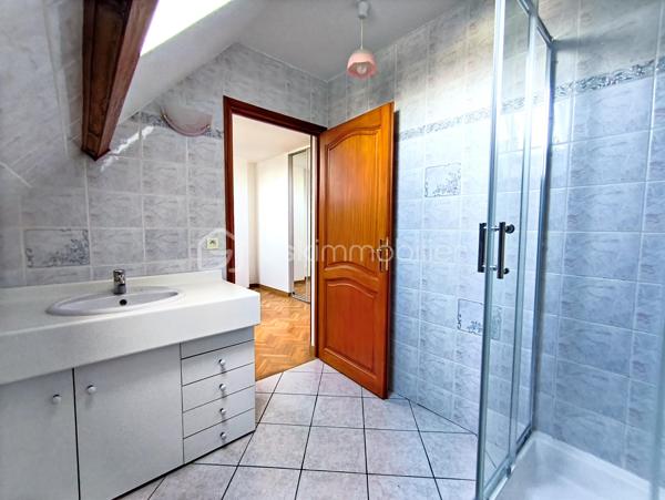Une maison pensée pour la vie de famille, où chaque espace a été conçu pour allier confort, fonctionnalité et convivialité.

Édifiée sur une parcelle d'environ 340 m², cette maison développe 122 m² habitables (139 m² au sol) auxquels s'ajoute un sous-sol total d'environ 66 m², offrant de généreux volumes et de nombreuses possibilités d'aménagement.

Dès l'entrée, vous serez séduits par un agencement fluide et fonctionnel. Les rangements intégrés facilitent le quotidien tandis que la cuisine dinatoire devient naturellement le lieu de rassemblement des repas en famille. Le séjour lumineux, agrémenté d'une cheminée, invite à partager de chaleureux moments. Ce niveau dispose également d'une salle de bains, d'un WC indépendant ainsi que d'une pièce supplémentaire qui pourra évoluer selon vos besoins : bureau pour le télétravail, chambre d'amis, salle de jeux...

À l'étage, le palier distribue harmonieusement l'espace nuit composé de quatre chambres confortables, toutes équipées de placards. L'une d'elles bénéficie de sa propre salle d'eau privative. Un second WC indépendant complète ce niveau.

Le sous-sol total accueille un vaste garage, une chaufferie et des espaces pour du stockage, un atelier...

À l'extérieur, le jardin est arboré et dispose d'un espace barbecue pour profiter des beaux jours en famille ou entre amis.

Située dans un quartier résidentiel de Noisy-le-Grand, cette maison bénéficie d'un environnement apprécié. Son emplacement permet de rejoindre rapidement l'autoroute A4, facilitant les déplacements vers Paris et Marne-la-Vallée. Gares RER A Noisy-le-Grand – Mont d'Est et RER E Les Yvris – Noisy-le-Grand. Vous profiterez de la proximité des écoles, des commerces et de toutes les commodités nécessaires à un quotidien simple et agréable
Une maison aux volumes généreux qui n'attend plus que votre projet de vie.