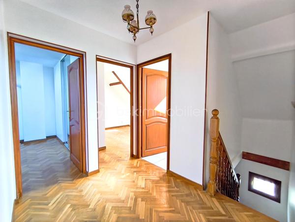 Une maison pensée pour la vie de famille, où chaque espace a été conçu pour allier confort, fonctionnalité et convivialité.

Édifiée sur une parcelle d'environ 340 m², cette maison développe 122 m² habitables (139 m² au sol) auxquels s'ajoute un sous-sol total d'environ 66 m², offrant de généreux volumes et de nombreuses possibilités d'aménagement.

Dès l'entrée, vous serez séduits par un agencement fluide et fonctionnel. Les rangements intégrés facilitent le quotidien tandis que la cuisine dinatoire devient naturellement le lieu de rassemblement des repas en famille. Le séjour lumineux, agrémenté d'une cheminée, invite à partager de chaleureux moments. Ce niveau dispose également d'une salle de bains, d'un WC indépendant ainsi que d'une pièce supplémentaire qui pourra évoluer selon vos besoins : bureau pour le télétravail, chambre d'amis, salle de jeux...

À l'étage, le palier distribue harmonieusement l'espace nuit composé de quatre chambres confortables, toutes équipées de placards. L'une d'elles bénéficie de sa propre salle d'eau privative. Un second WC indépendant complète ce niveau.

Le sous-sol total accueille un vaste garage, une chaufferie et des espaces pour du stockage, un atelier...

À l'extérieur, le jardin est arboré et dispose d'un espace barbecue pour profiter des beaux jours en famille ou entre amis.

Située dans un quartier résidentiel de Noisy-le-Grand, cette maison bénéficie d'un environnement apprécié. Son emplacement permet de rejoindre rapidement l'autoroute A4, facilitant les déplacements vers Paris et Marne-la-Vallée. Gares RER A Noisy-le-Grand – Mont d'Est et RER E Les Yvris – Noisy-le-Grand. Vous profiterez de la proximité des écoles, des commerces et de toutes les commodités nécessaires à un quotidien simple et agréable
Une maison aux volumes généreux qui n'attend plus que votre projet de vie.