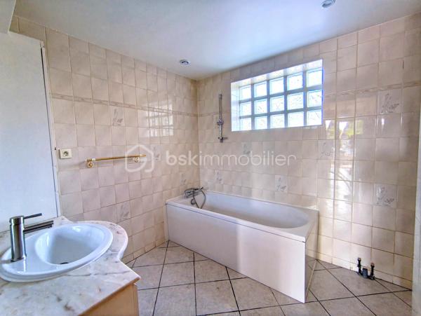 Une maison pensée pour la vie de famille, où chaque espace a été conçu pour allier confort, fonctionnalité et convivialité.

Édifiée sur une parcelle d'environ 340 m², cette maison développe 122 m² habitables (139 m² au sol) auxquels s'ajoute un sous-sol total d'environ 66 m², offrant de généreux volumes et de nombreuses possibilités d'aménagement.

Dès l'entrée, vous serez séduits par un agencement fluide et fonctionnel. Les rangements intégrés facilitent le quotidien tandis que la cuisine dinatoire devient naturellement le lieu de rassemblement des repas en famille. Le séjour lumineux, agrémenté d'une cheminée, invite à partager de chaleureux moments. Ce niveau dispose également d'une salle de bains, d'un WC indépendant ainsi que d'une pièce supplémentaire qui pourra évoluer selon vos besoins : bureau pour le télétravail, chambre d'amis, salle de jeux...

À l'étage, le palier distribue harmonieusement l'espace nuit composé de quatre chambres confortables, toutes équipées de placards. L'une d'elles bénéficie de sa propre salle d'eau privative. Un second WC indépendant complète ce niveau.

Le sous-sol total accueille un vaste garage, une chaufferie et des espaces pour du stockage, un atelier...

À l'extérieur, le jardin est arboré et dispose d'un espace barbecue pour profiter des beaux jours en famille ou entre amis.

Située dans un quartier résidentiel de Noisy-le-Grand, cette maison bénéficie d'un environnement apprécié. Son emplacement permet de rejoindre rapidement l'autoroute A4, facilitant les déplacements vers Paris et Marne-la-Vallée. Gares RER A Noisy-le-Grand – Mont d'Est et RER E Les Yvris – Noisy-le-Grand. Vous profiterez de la proximité des écoles, des commerces et de toutes les commodités nécessaires à un quotidien simple et agréable
Une maison aux volumes généreux qui n'attend plus que votre projet de vie.