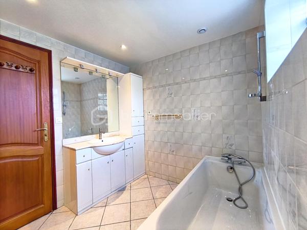 Une maison pensée pour la vie de famille, où chaque espace a été conçu pour allier confort, fonctionnalité et convivialité.

Édifiée sur une parcelle d'environ 340 m², cette maison développe 122 m² habitables (139 m² au sol) auxquels s'ajoute un sous-sol total d'environ 66 m², offrant de généreux volumes et de nombreuses possibilités d'aménagement.

Dès l'entrée, vous serez séduits par un agencement fluide et fonctionnel. Les rangements intégrés facilitent le quotidien tandis que la cuisine dinatoire devient naturellement le lieu de rassemblement des repas en famille. Le séjour lumineux, agrémenté d'une cheminée, invite à partager de chaleureux moments. Ce niveau dispose également d'une salle de bains, d'un WC indépendant ainsi que d'une pièce supplémentaire qui pourra évoluer selon vos besoins : bureau pour le télétravail, chambre d'amis, salle de jeux...

À l'étage, le palier distribue harmonieusement l'espace nuit composé de quatre chambres confortables, toutes équipées de placards. L'une d'elles bénéficie de sa propre salle d'eau privative. Un second WC indépendant complète ce niveau.

Le sous-sol total accueille un vaste garage, une chaufferie et des espaces pour du stockage, un atelier...

À l'extérieur, le jardin est arboré et dispose d'un espace barbecue pour profiter des beaux jours en famille ou entre amis.

Située dans un quartier résidentiel de Noisy-le-Grand, cette maison bénéficie d'un environnement apprécié. Son emplacement permet de rejoindre rapidement l'autoroute A4, facilitant les déplacements vers Paris et Marne-la-Vallée. Gares RER A Noisy-le-Grand – Mont d'Est et RER E Les Yvris – Noisy-le-Grand. Vous profiterez de la proximité des écoles, des commerces et de toutes les commodités nécessaires à un quotidien simple et agréable
Une maison aux volumes généreux qui n'attend plus que votre projet de vie.