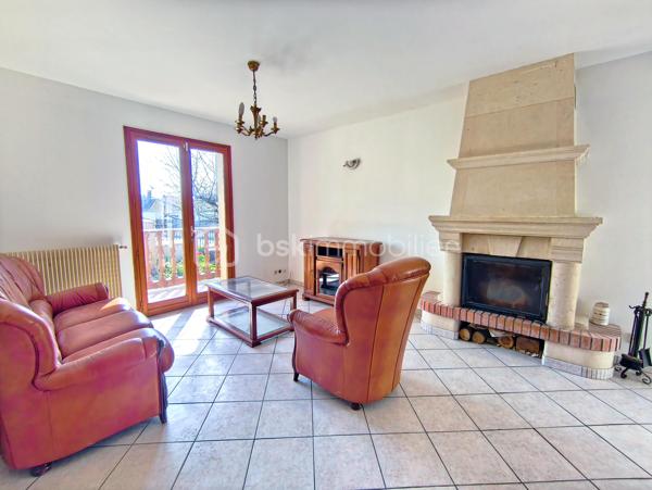 Une maison pensée pour la vie de famille, où chaque espace a été conçu pour allier confort, fonctionnalité et convivialité.

Édifiée sur une parcelle d'environ 340 m², cette maison développe 122 m² habitables (139 m² au sol) auxquels s'ajoute un sous-sol total d'environ 66 m², offrant de généreux volumes et de nombreuses possibilités d'aménagement.

Dès l'entrée, vous serez séduits par un agencement fluide et fonctionnel. Les rangements intégrés facilitent le quotidien tandis que la cuisine dinatoire devient naturellement le lieu de rassemblement des repas en famille. Le séjour lumineux, agrémenté d'une cheminée, invite à partager de chaleureux moments. Ce niveau dispose également d'une salle de bains, d'un WC indépendant ainsi que d'une pièce supplémentaire qui pourra évoluer selon vos besoins : bureau pour le télétravail, chambre d'amis, salle de jeux...

À l'étage, le palier distribue harmonieusement l'espace nuit composé de quatre chambres confortables, toutes équipées de placards. L'une d'elles bénéficie de sa propre salle d'eau privative. Un second WC indépendant complète ce niveau.

Le sous-sol total accueille un vaste garage, une chaufferie et des espaces pour du stockage, un atelier...

À l'extérieur, le jardin est arboré et dispose d'un espace barbecue pour profiter des beaux jours en famille ou entre amis.

Située dans un quartier résidentiel de Noisy-le-Grand, cette maison bénéficie d'un environnement apprécié. Son emplacement permet de rejoindre rapidement l'autoroute A4, facilitant les déplacements vers Paris et Marne-la-Vallée. Gares RER A Noisy-le-Grand – Mont d'Est et RER E Les Yvris – Noisy-le-Grand. Vous profiterez de la proximité des écoles, des commerces et de toutes les commodités nécessaires à un quotidien simple et agréable
Une maison aux volumes généreux qui n'attend plus que votre projet de vie.