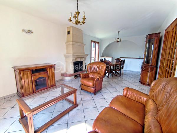 Une maison pensée pour la vie de famille, où chaque espace a été conçu pour allier confort, fonctionnalité et convivialité.

Édifiée sur une parcelle d'environ 340 m², cette maison développe 122 m² habitables (139 m² au sol) auxquels s'ajoute un sous-sol total d'environ 66 m², offrant de généreux volumes et de nombreuses possibilités d'aménagement.

Dès l'entrée, vous serez séduits par un agencement fluide et fonctionnel. Les rangements intégrés facilitent le quotidien tandis que la cuisine dinatoire devient naturellement le lieu de rassemblement des repas en famille. Le séjour lumineux, agrémenté d'une cheminée, invite à partager de chaleureux moments. Ce niveau dispose également d'une salle de bains, d'un WC indépendant ainsi que d'une pièce supplémentaire qui pourra évoluer selon vos besoins : bureau pour le télétravail, chambre d'amis, salle de jeux...

À l'étage, le palier distribue harmonieusement l'espace nuit composé de quatre chambres confortables, toutes équipées de placards. L'une d'elles bénéficie de sa propre salle d'eau privative. Un second WC indépendant complète ce niveau.

Le sous-sol total accueille un vaste garage, une chaufferie et des espaces pour du stockage, un atelier...

À l'extérieur, le jardin est arboré et dispose d'un espace barbecue pour profiter des beaux jours en famille ou entre amis.

Située dans un quartier résidentiel de Noisy-le-Grand, cette maison bénéficie d'un environnement apprécié. Son emplacement permet de rejoindre rapidement l'autoroute A4, facilitant les déplacements vers Paris et Marne-la-Vallée. Gares RER A Noisy-le-Grand – Mont d'Est et RER E Les Yvris – Noisy-le-Grand. Vous profiterez de la proximité des écoles, des commerces et de toutes les commodités nécessaires à un quotidien simple et agréable
Une maison aux volumes généreux qui n'attend plus que votre projet de vie.
