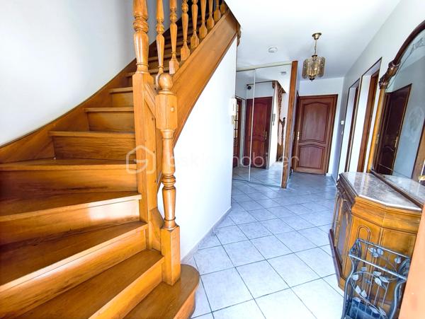Une maison pensée pour la vie de famille, où chaque espace a été conçu pour allier confort, fonctionnalité et convivialité.

Édifiée sur une parcelle d'environ 340 m², cette maison développe 122 m² habitables (139 m² au sol) auxquels s'ajoute un sous-sol total d'environ 66 m², offrant de généreux volumes et de nombreuses possibilités d'aménagement.

Dès l'entrée, vous serez séduits par un agencement fluide et fonctionnel. Les rangements intégrés facilitent le quotidien tandis que la cuisine dinatoire devient naturellement le lieu de rassemblement des repas en famille. Le séjour lumineux, agrémenté d'une cheminée, invite à partager de chaleureux moments. Ce niveau dispose également d'une salle de bains, d'un WC indépendant ainsi que d'une pièce supplémentaire qui pourra évoluer selon vos besoins : bureau pour le télétravail, chambre d'amis, salle de jeux...

À l'étage, le palier distribue harmonieusement l'espace nuit composé de quatre chambres confortables, toutes équipées de placards. L'une d'elles bénéficie de sa propre salle d'eau privative. Un second WC indépendant complète ce niveau.

Le sous-sol total accueille un vaste garage, une chaufferie et des espaces pour du stockage, un atelier...

À l'extérieur, le jardin est arboré et dispose d'un espace barbecue pour profiter des beaux jours en famille ou entre amis.

Située dans un quartier résidentiel de Noisy-le-Grand, cette maison bénéficie d'un environnement apprécié. Son emplacement permet de rejoindre rapidement l'autoroute A4, facilitant les déplacements vers Paris et Marne-la-Vallée. Gares RER A Noisy-le-Grand – Mont d'Est et RER E Les Yvris – Noisy-le-Grand. Vous profiterez de la proximité des écoles, des commerces et de toutes les commodités nécessaires à un quotidien simple et agréable
Une maison aux volumes généreux qui n'attend plus que votre projet de vie.