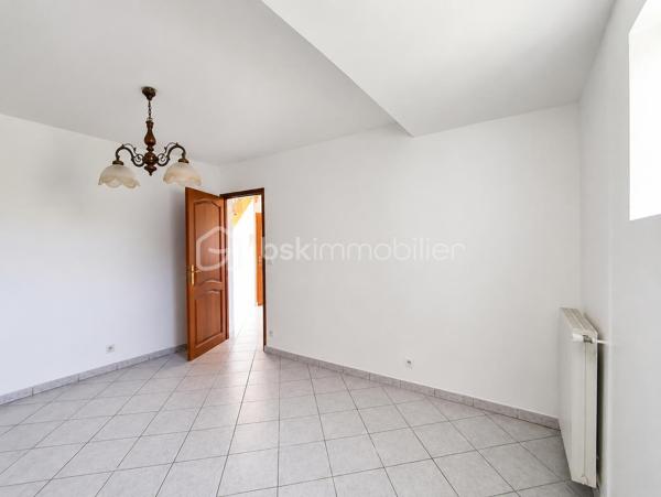Une maison pensée pour la vie de famille, où chaque espace a été conçu pour allier confort, fonctionnalité et convivialité.

Édifiée sur une parcelle d'environ 340 m², cette maison développe 122 m² habitables (139 m² au sol) auxquels s'ajoute un sous-sol total d'environ 66 m², offrant de généreux volumes et de nombreuses possibilités d'aménagement.

Dès l'entrée, vous serez séduits par un agencement fluide et fonctionnel. Les rangements intégrés facilitent le quotidien tandis que la cuisine dinatoire devient naturellement le lieu de rassemblement des repas en famille. Le séjour lumineux, agrémenté d'une cheminée, invite à partager de chaleureux moments. Ce niveau dispose également d'une salle de bains, d'un WC indépendant ainsi que d'une pièce supplémentaire qui pourra évoluer selon vos besoins : bureau pour le télétravail, chambre d'amis, salle de jeux...

À l'étage, le palier distribue harmonieusement l'espace nuit composé de quatre chambres confortables, toutes équipées de placards. L'une d'elles bénéficie de sa propre salle d'eau privative. Un second WC indépendant complète ce niveau.

Le sous-sol total accueille un vaste garage, une chaufferie et des espaces pour du stockage, un atelier...

À l'extérieur, le jardin est arboré et dispose d'un espace barbecue pour profiter des beaux jours en famille ou entre amis.

Située dans un quartier résidentiel de Noisy-le-Grand, cette maison bénéficie d'un environnement apprécié. Son emplacement permet de rejoindre rapidement l'autoroute A4, facilitant les déplacements vers Paris et Marne-la-Vallée. Gares RER A Noisy-le-Grand – Mont d'Est et RER E Les Yvris – Noisy-le-Grand. Vous profiterez de la proximité des écoles, des commerces et de toutes les commodités nécessaires à un quotidien simple et agréable
Une maison aux volumes généreux qui n'attend plus que votre projet de vie.