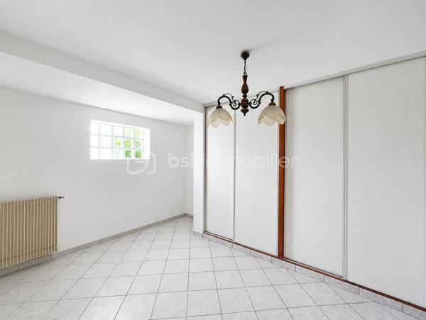 Une maison pensée pour la vie de famille, où chaque espace a été conçu pour allier confort, fonctionnalité et convivialité.

Édifiée sur une parcelle d'environ 340 m², cette maison développe 122 m² habitables (139 m² au sol) auxquels s'ajoute un sous-sol total d'environ 66 m², offrant de généreux volumes et de nombreuses possibilités d'aménagement.

Dès l'entrée, vous serez séduits par un agencement fluide et fonctionnel. Les rangements intégrés facilitent le quotidien tandis que la cuisine dinatoire devient naturellement le lieu de rassemblement des repas en famille. Le séjour lumineux, agrémenté d'une cheminée, invite à partager de chaleureux moments. Ce niveau dispose également d'une salle de bains, d'un WC indépendant ainsi que d'une pièce supplémentaire qui pourra évoluer selon vos besoins : bureau pour le télétravail, chambre d'amis, salle de jeux...

À l'étage, le palier distribue harmonieusement l'espace nuit composé de quatre chambres confortables, toutes équipées de placards. L'une d'elles bénéficie de sa propre salle d'eau privative. Un second WC indépendant complète ce niveau.

Le sous-sol total accueille un vaste garage, une chaufferie et des espaces pour du stockage, un atelier...

À l'extérieur, le jardin est arboré et dispose d'un espace barbecue pour profiter des beaux jours en famille ou entre amis.

Située dans un quartier résidentiel de Noisy-le-Grand, cette maison bénéficie d'un environnement apprécié. Son emplacement permet de rejoindre rapidement l'autoroute A4, facilitant les déplacements vers Paris et Marne-la-Vallée. Gares RER A Noisy-le-Grand – Mont d'Est et RER E Les Yvris – Noisy-le-Grand. Vous profiterez de la proximité des écoles, des commerces et de toutes les commodités nécessaires à un quotidien simple et agréable
Une maison aux volumes généreux qui n'attend plus que votre projet de vie.