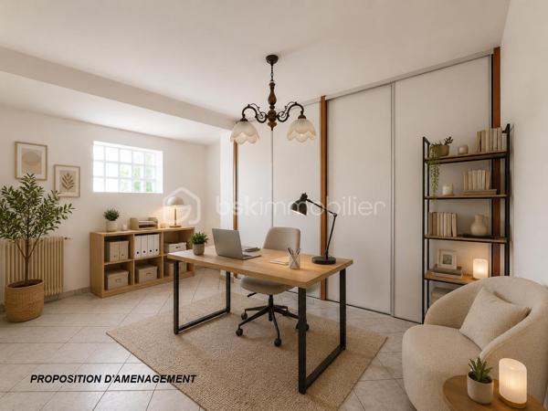 Une maison pensée pour la vie de famille, où chaque espace a été conçu pour allier confort, fonctionnalité et convivialité.

Édifiée sur une parcelle d'environ 340 m², cette maison développe 122 m² habitables (139 m² au sol) auxquels s'ajoute un sous-sol total d'environ 66 m², offrant de généreux volumes et de nombreuses possibilités d'aménagement.

Dès l'entrée, vous serez séduits par un agencement fluide et fonctionnel. Les rangements intégrés facilitent le quotidien tandis que la cuisine dinatoire devient naturellement le lieu de rassemblement des repas en famille. Le séjour lumineux, agrémenté d'une cheminée, invite à partager de chaleureux moments. Ce niveau dispose également d'une salle de bains, d'un WC indépendant ainsi que d'une pièce supplémentaire qui pourra évoluer selon vos besoins : bureau pour le télétravail, chambre d'amis, salle de jeux...

À l'étage, le palier distribue harmonieusement l'espace nuit composé de quatre chambres confortables, toutes équipées de placards. L'une d'elles bénéficie de sa propre salle d'eau privative. Un second WC indépendant complète ce niveau.

Le sous-sol total accueille un vaste garage, une chaufferie et des espaces pour du stockage, un atelier...

À l'extérieur, le jardin est arboré et dispose d'un espace barbecue pour profiter des beaux jours en famille ou entre amis.

Située dans un quartier résidentiel de Noisy-le-Grand, cette maison bénéficie d'un environnement apprécié. Son emplacement permet de rejoindre rapidement l'autoroute A4, facilitant les déplacements vers Paris et Marne-la-Vallée. Gares RER A Noisy-le-Grand – Mont d'Est et RER E Les Yvris – Noisy-le-Grand. Vous profiterez de la proximité des écoles, des commerces et de toutes les commodités nécessaires à un quotidien simple et agréable
Une maison aux volumes généreux qui n'attend plus que votre projet de vie.