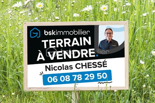 Un projet de maison au cœur de ville ? Ce terrain est fait pour vous.

À 2 minutes à pied des commerces, je vous propose ce terrain constructible non viabilisé d’une surface de 833 m2.
Il se situe dans un environnement calme et est agrémenté d’arbres fruitiers.
Étude G1 réalisée.
Les réseaux (assainissement, électricité, eau, fibre) sont en bordure du chemin d’accès au terrain.