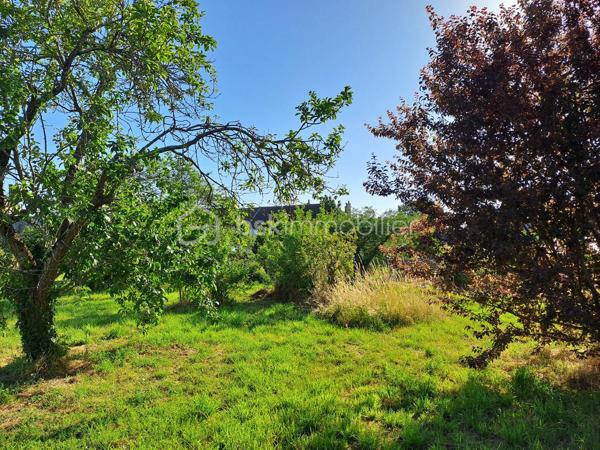 Un projet de maison au cœur de ville ? Ce terrain est fait pour vous.

À 2 minutes à pied des commerces, je vous propose ce terrain constructible non viabilisé d’une surface de 833 m2.
Il se situe dans un environnement calme et est agrémenté d’arbres fruitiers.
Étude G1 réalisée.
Les réseaux (assainissement, électricité, eau, fibre) sont en bordure du chemin d’accès au terrain.